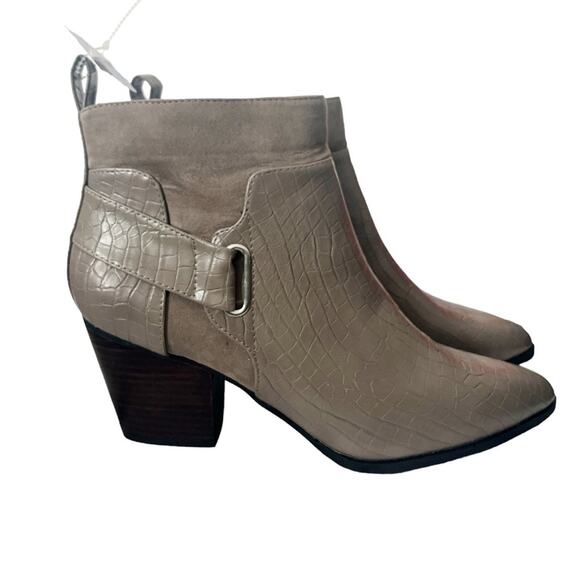 NWT Bella Vita - Elektra II Womens Faux Leather Ankle Block Heel Boot - Picture 1 of 4